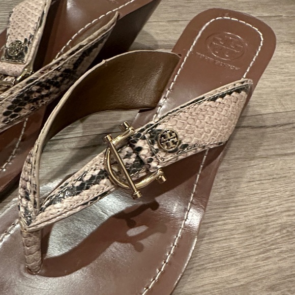 Tory Burch Thora snake-print thong sandals - Picture 2 of 5
